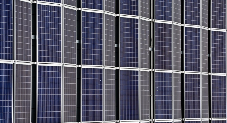 Вертикальные солнечные панели оказались в 7 раз эффективнее горизонтальных